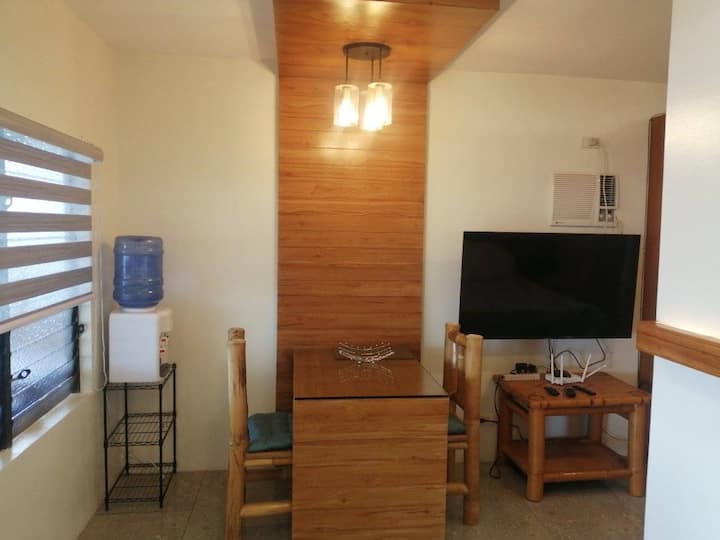 Siargao Cabin: Dining and living space