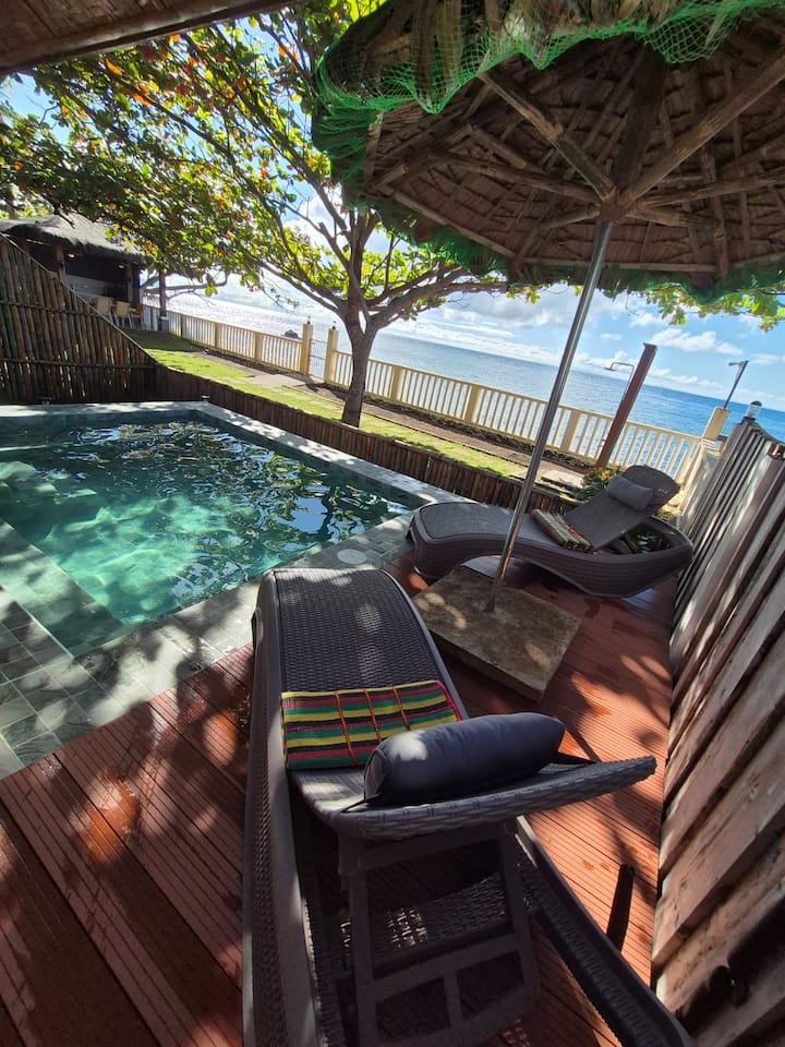 Siargao Cabin: Poolside loungers